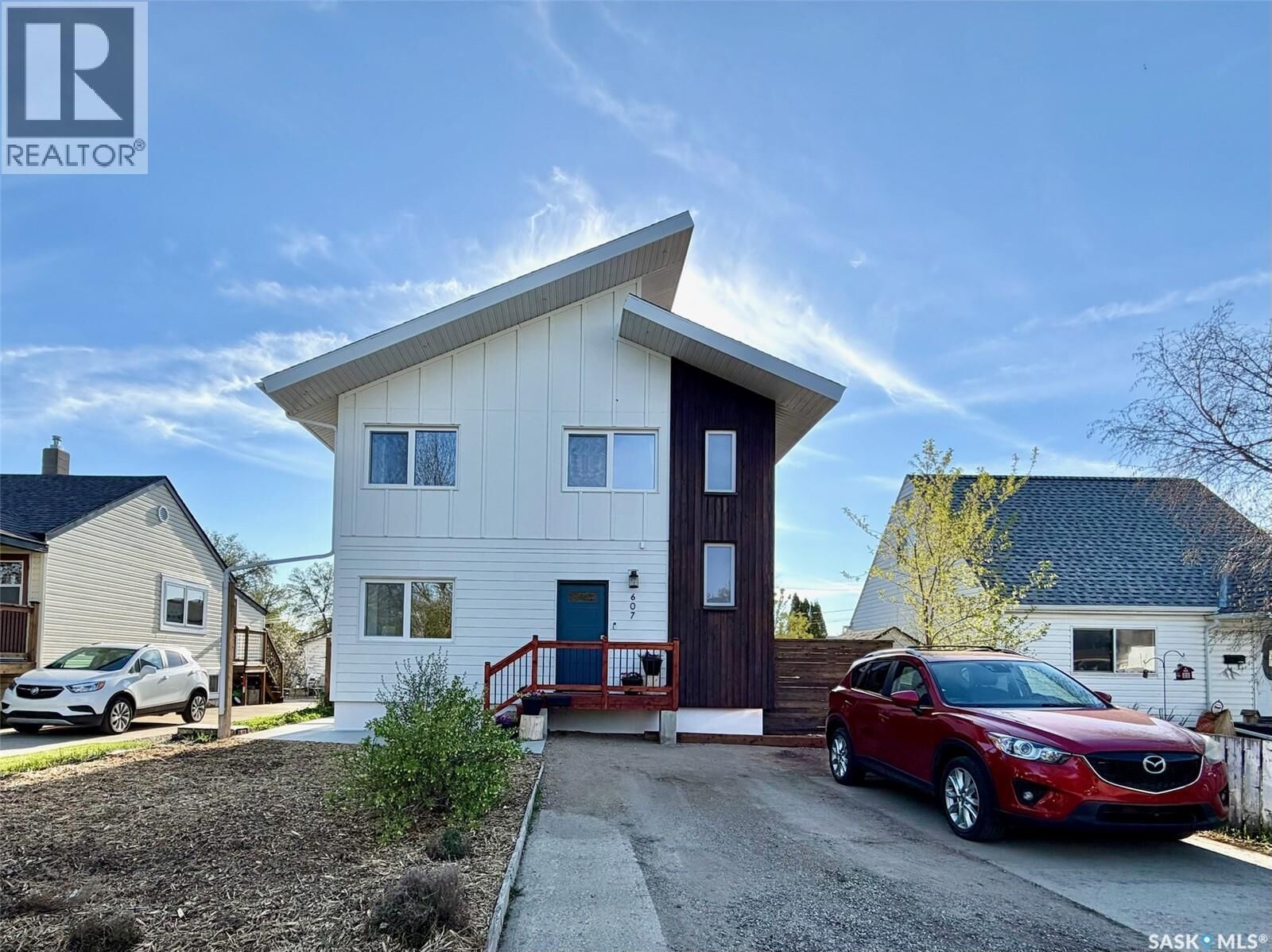 Property Photo:  607 K Avenue S  SK S7M 2E4 