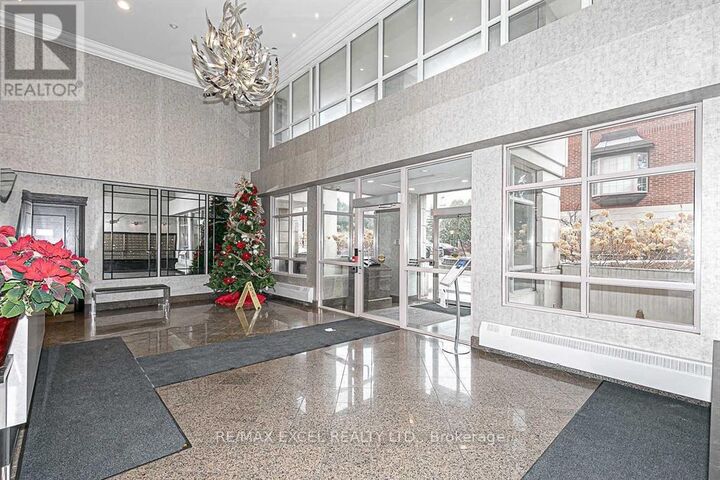 Property Photo:  2 Clairtrell Road 801  ON M2N 7H5 