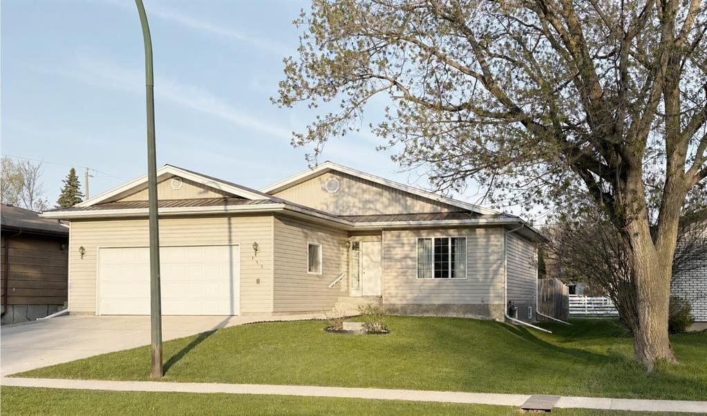 Property Photo:  145 Fifth Street South  MB R0E 0C0 