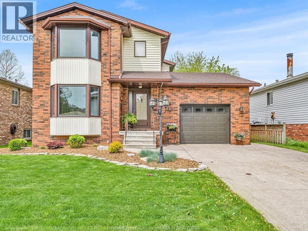 Property Photo: 11 Rudgate Lane North ON N8H 4Y9