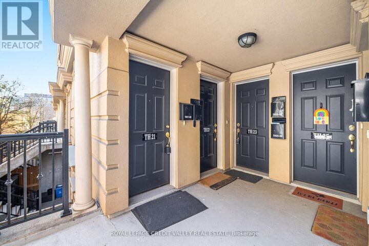 Property Photo:  88 Carr Street Th21  ON M5T 1B7 