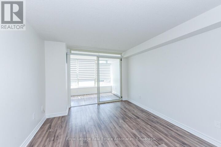 Property Photo: 55 Elm Drive West 501 ON L5B 3Z3