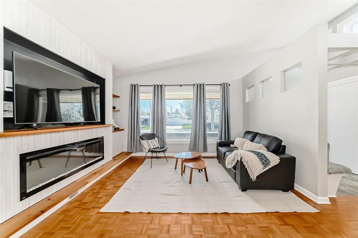 Property Photo:  1124 Corinne Street  MB R2G 1X6 