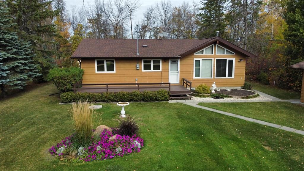Property Photo: 11 Palmer Place MB R0C 2W0