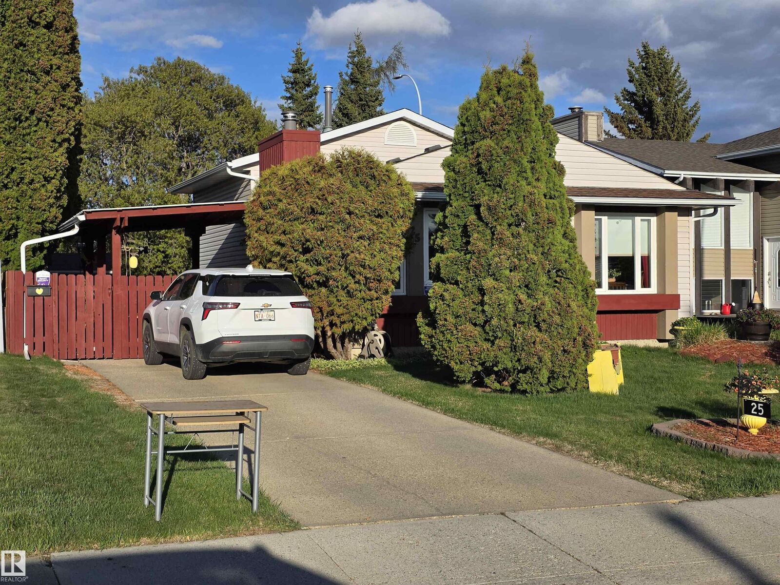 Property Photo: 25 McNabb Crescent AB T7Z 1G8