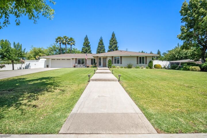 Property Photo:  18746 Auburn Way  CA 93638 