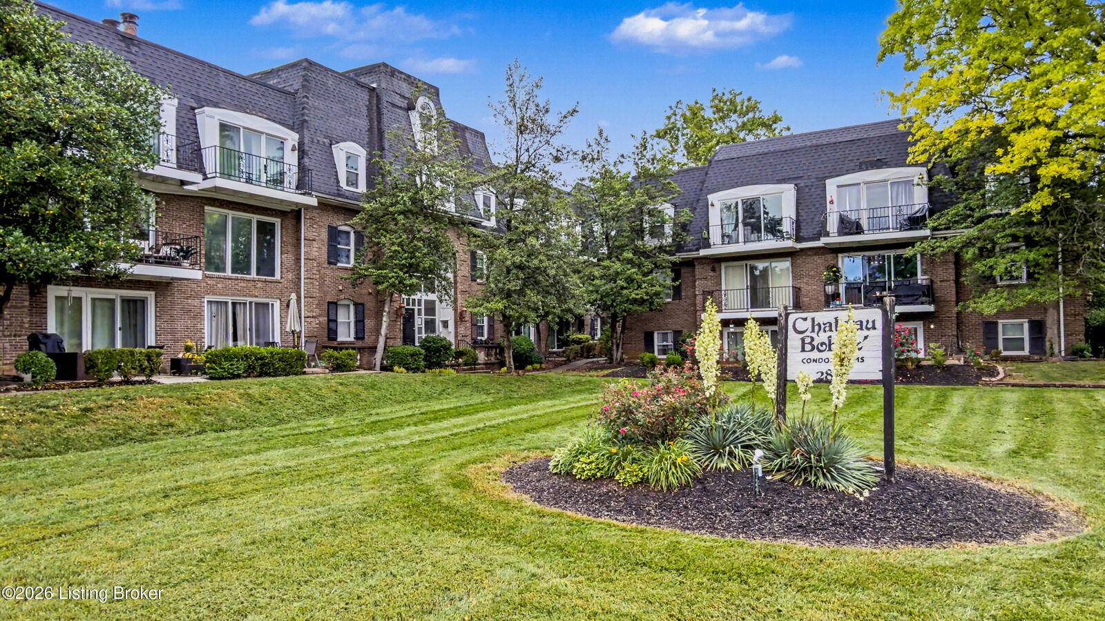 Property Photo: 2845 Hikes Ln 302 KY 40218