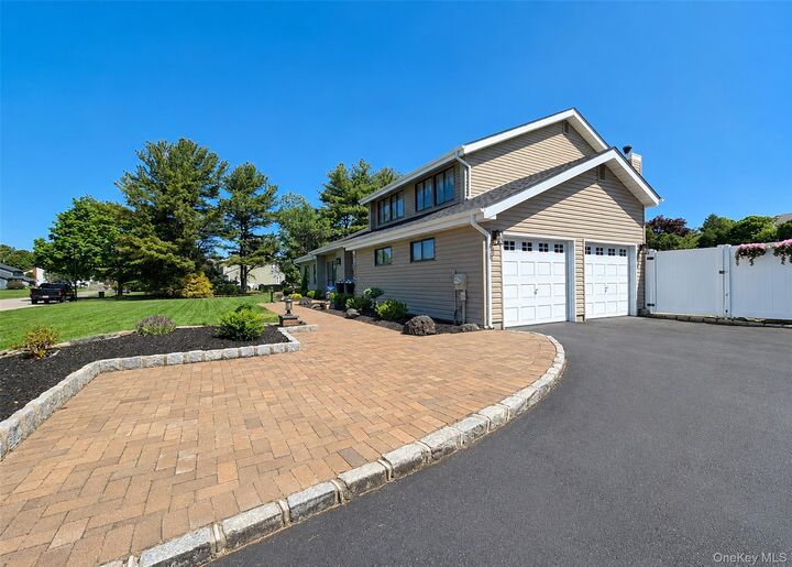 Property Photo:  25 Vineyard Way  NY 11766 