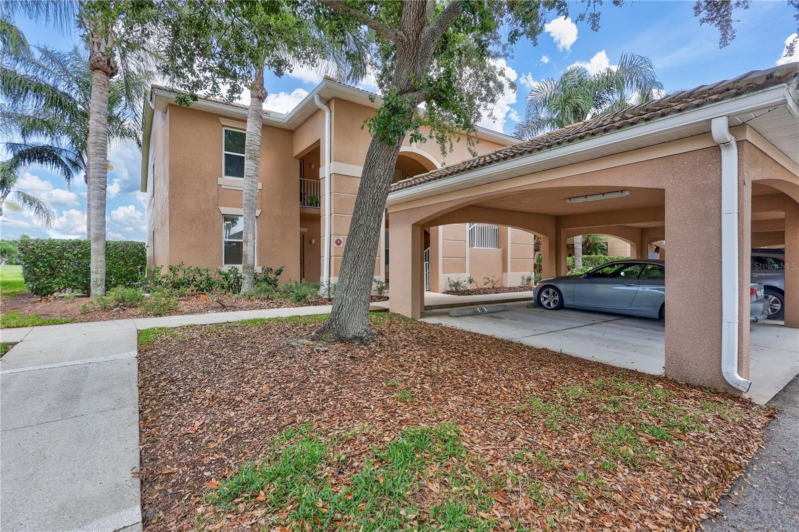 Property Photo:  915 Fairwaycove Lane 101  FL 34212 