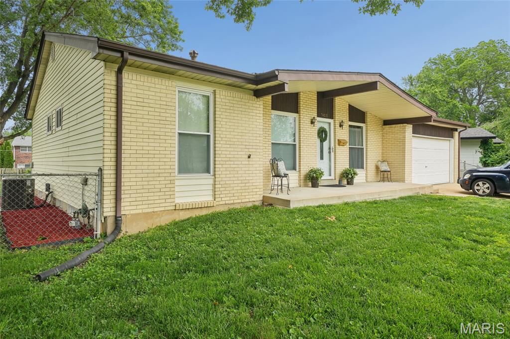 Property Photo:  7400 Town And Country Place  MO 63042 