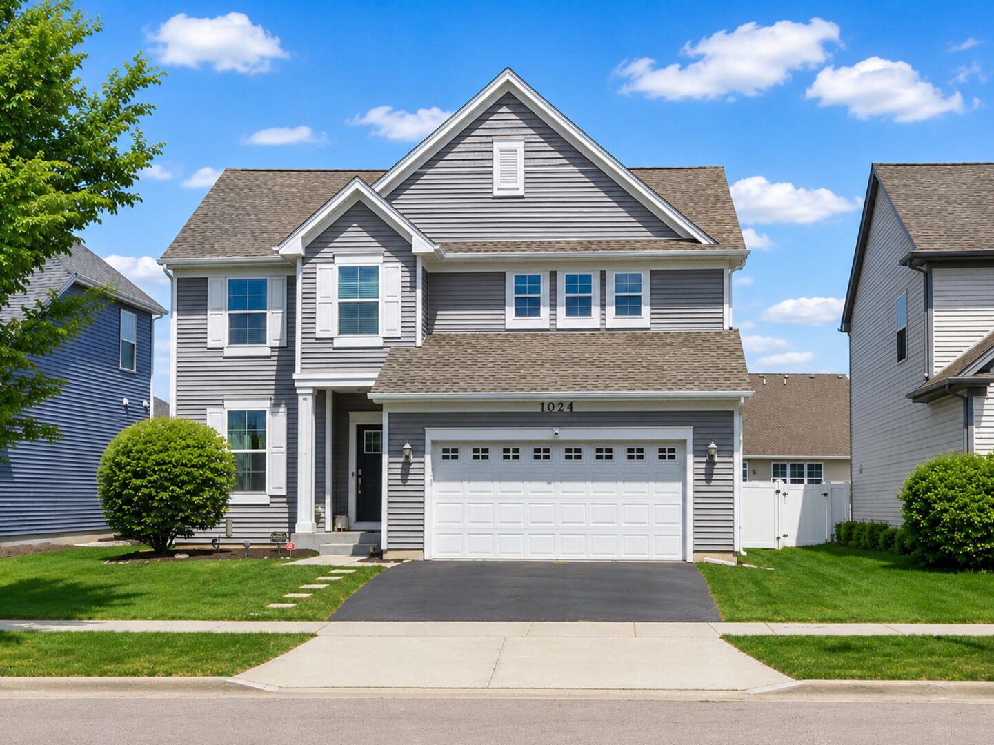 Property Photo: 1024 Sunflower Street IL 60177