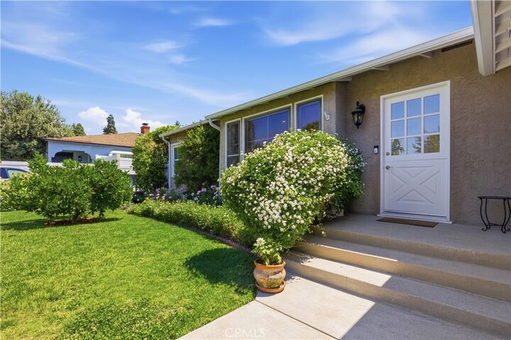 Property Photo:  6630 Saloma Avenue  CA 91405 