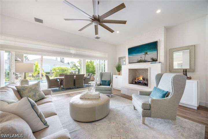 Property Photo:  1571 Bonita Lane  FL 34102 