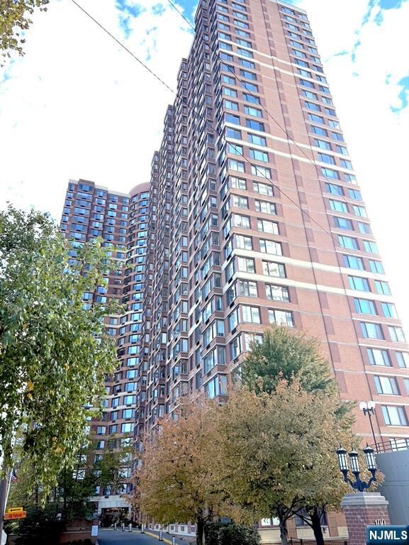 Property Photo:  100 Old Palisade Road 1516  NJ 07024 