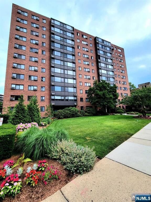 Property Photo:  90 Prospect Avenue 2D  NJ 07601 