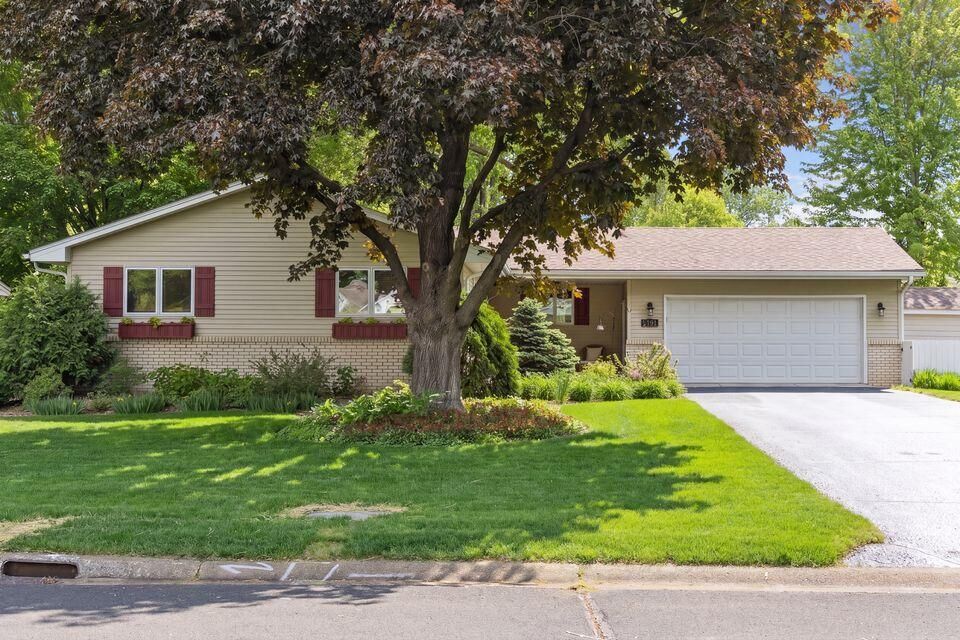 Property Photo:  2124 Pleasant View Drive  MN 55112 