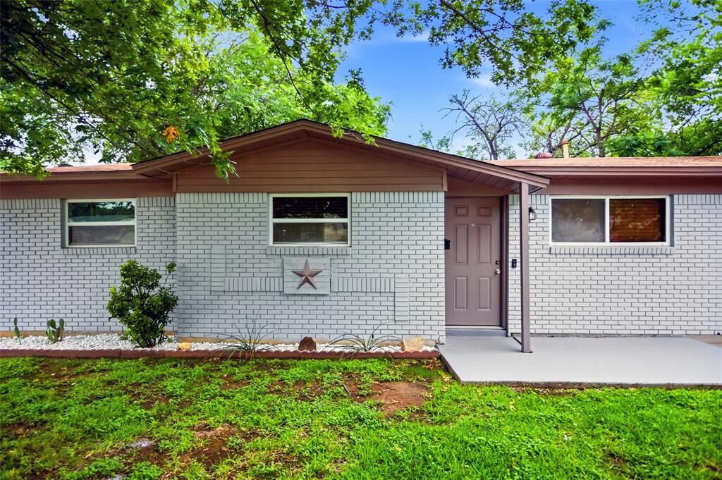 Property Photo:  2004 Alan A Dale Road  TX 76013 