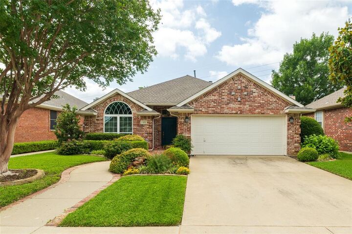 Property Photo:  305 Chantilly Court  TX 76054 