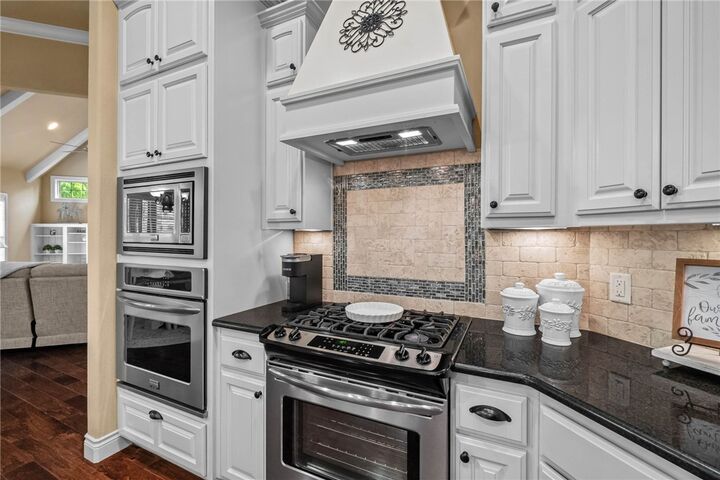Property Photo:  1302 NW Hermanus Street  AR 72712 