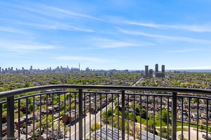 Property Photo: 1185 Dupont Street 2109 ON M6H 0G5