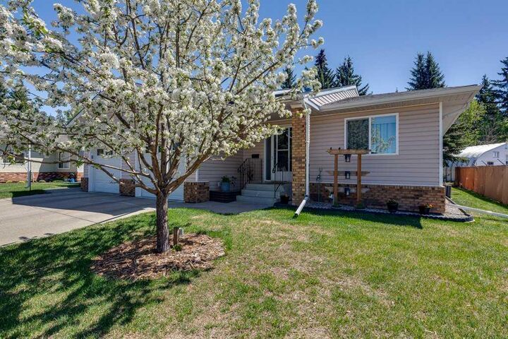 Property Photo: 2821 Botterill Crescent 29 AB T4R 2E5