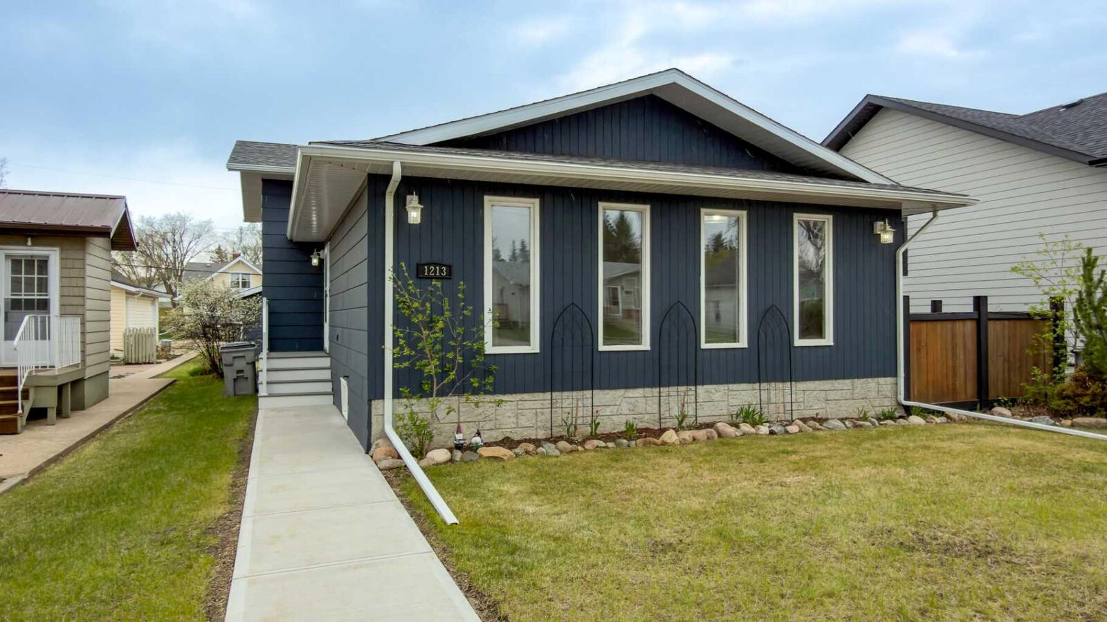 Property Photo:  1213 4 Avenue  AB T9W 1G7 
