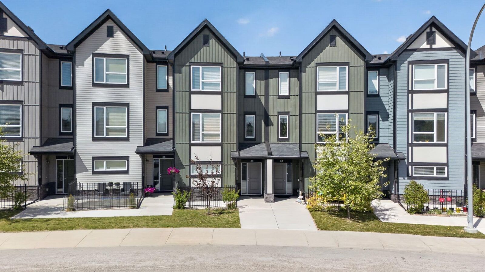 Property Photo: 86 Evanscrest Manor NW AB T3P 1R3