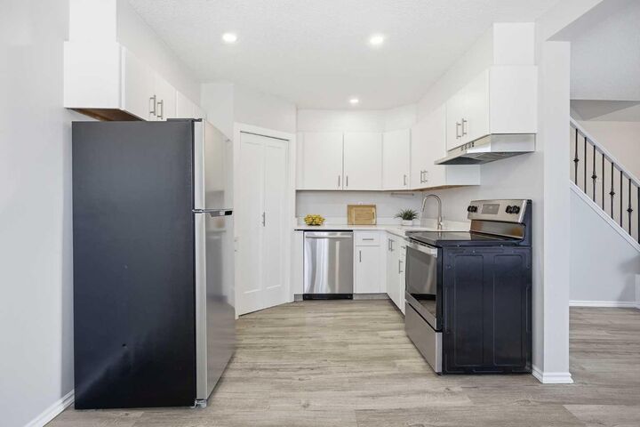 Property Photo:  3809 45 Street SW 17  AB T3E 3H4 