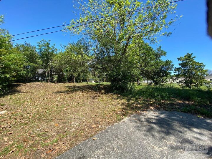 Property Photo:  1212 W Hatton St  FL 32501 