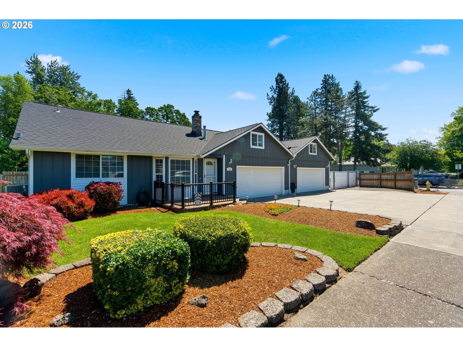 Property Photo: 778 49th Ave OR 97317