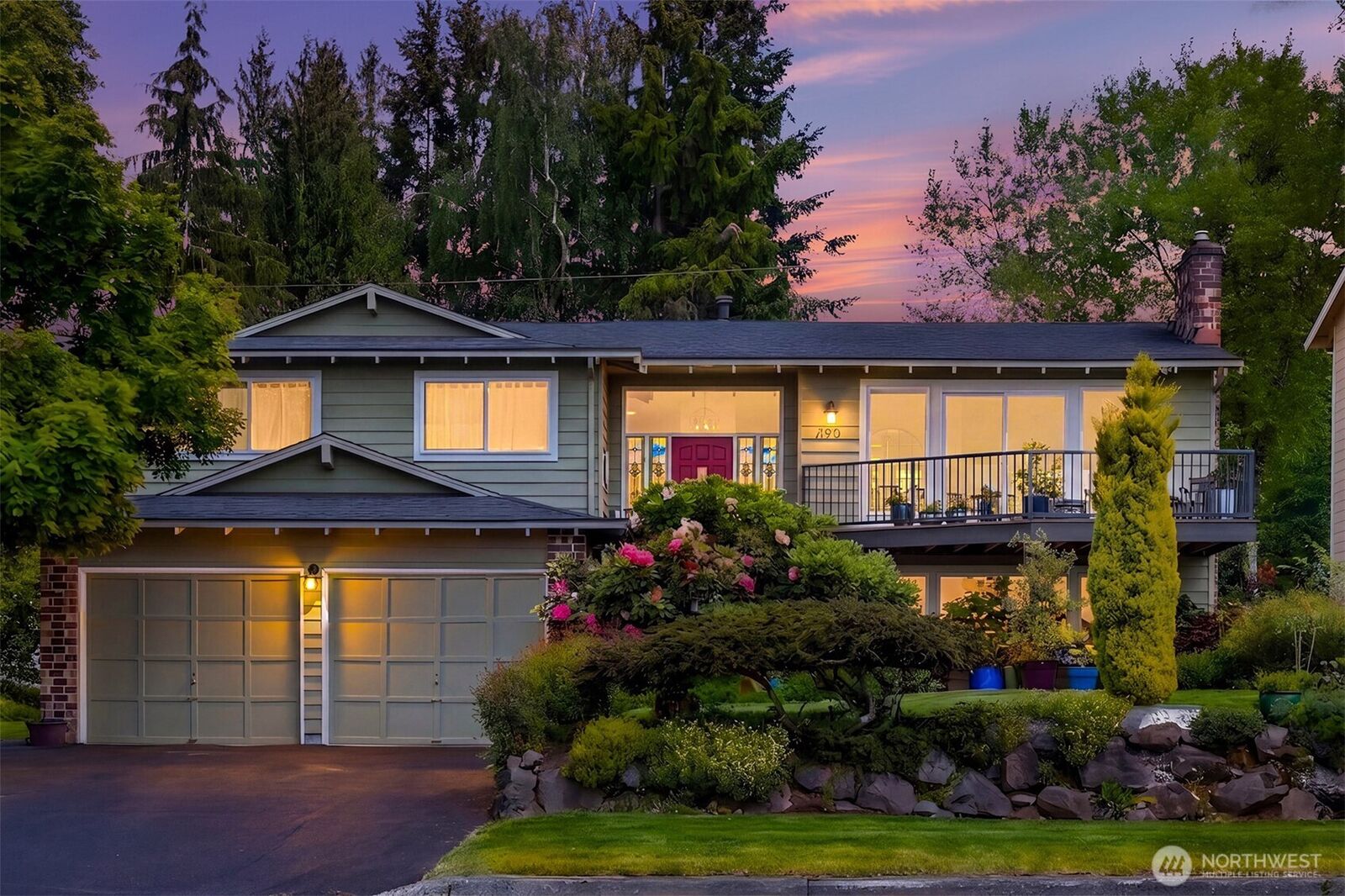 Property Photo:  1033  8th Avenue S  WA 98020 