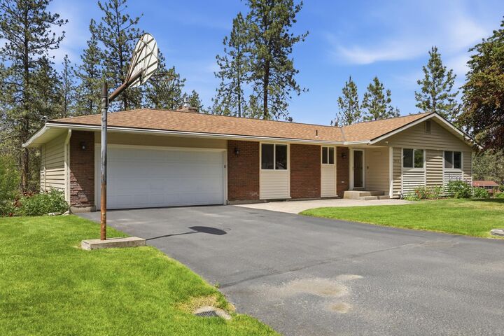 Property Photo: 5804 W Holyoke Ave WA 99208