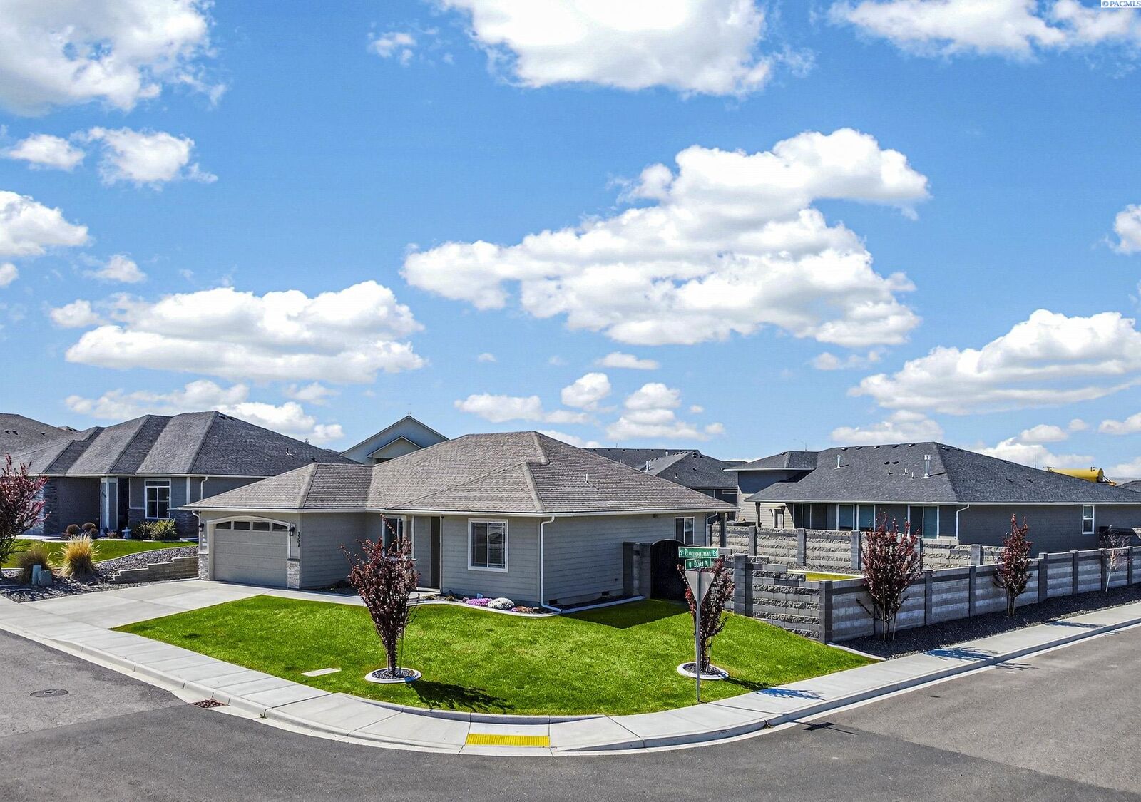Property Photo: 3304 S Zimmerman St WA 99338