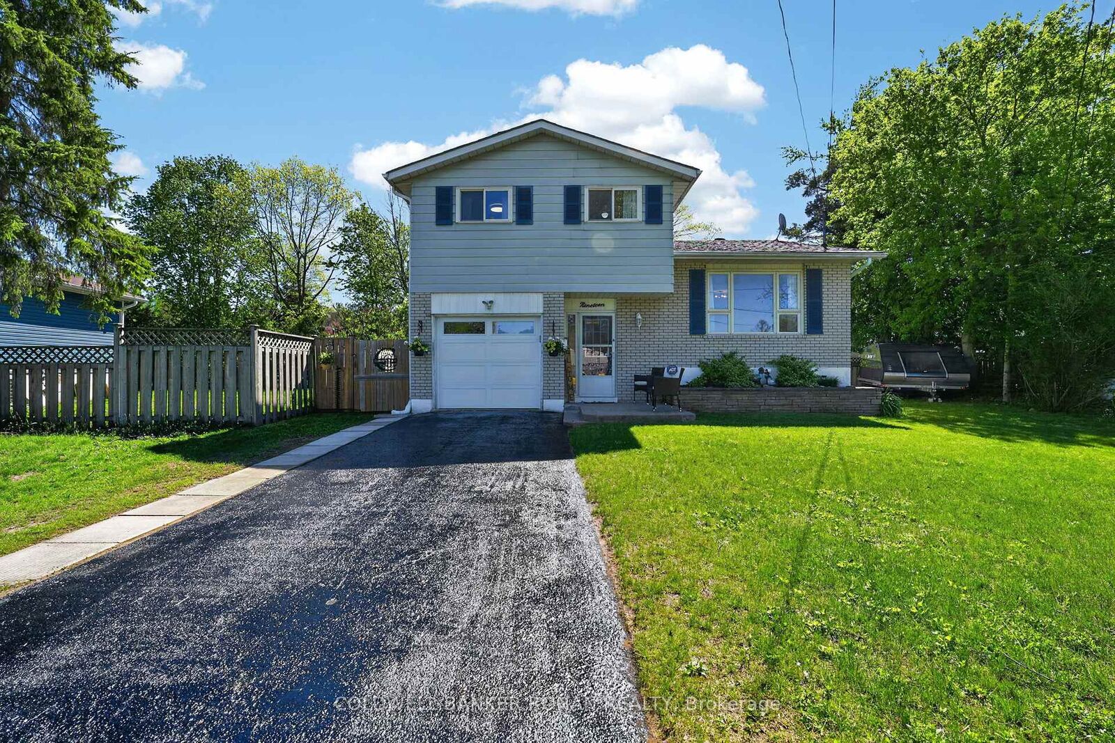 Property Photo:  19 Larkdale Crescent  ON L0M 1B0 
