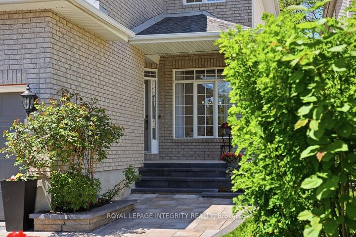Property Photo: 72 Maricona Way ON K2T 1H3
