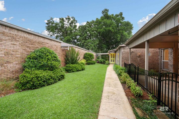 Property Photo: 17 W Cobblestone Way AL 36608
