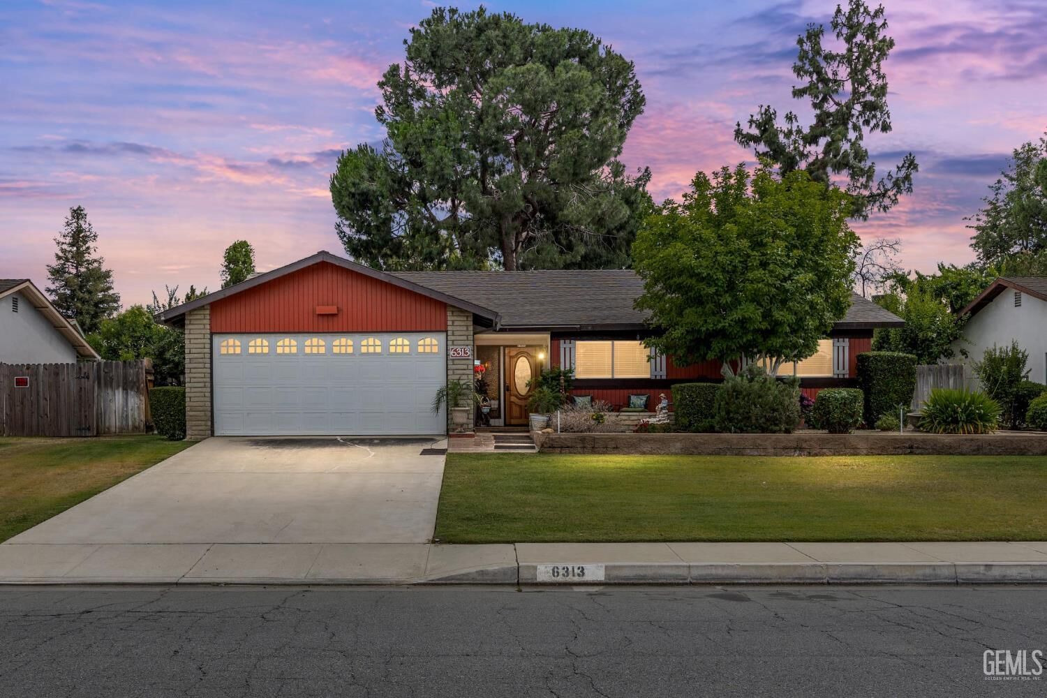 Property Photo: 6313 Sundale Avenue CA 93309
