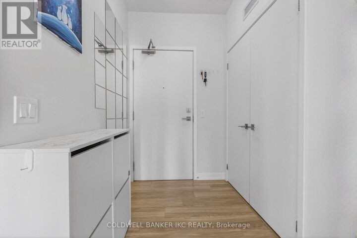 Property Photo: 4055 Parkside Village Drive 2720 ON L5B 0K8
