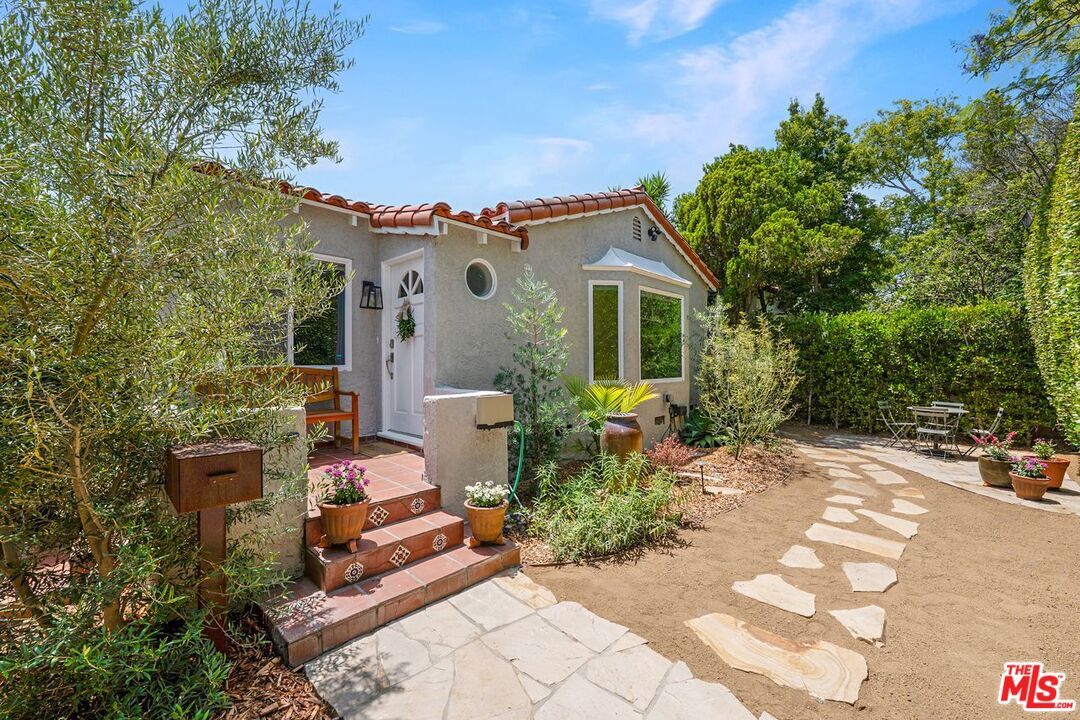 Property Photo:  8718 Cadillac Ave  CA 90034 