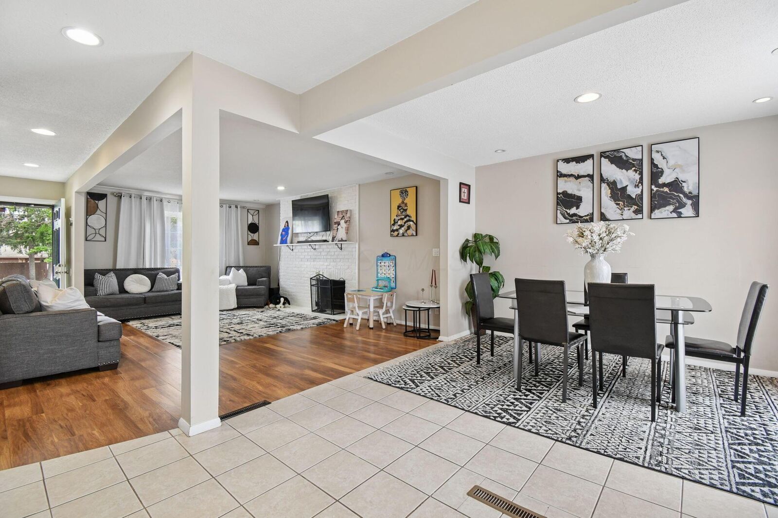 Property Photo: 6199 Stornoway S Drive OH 43213
