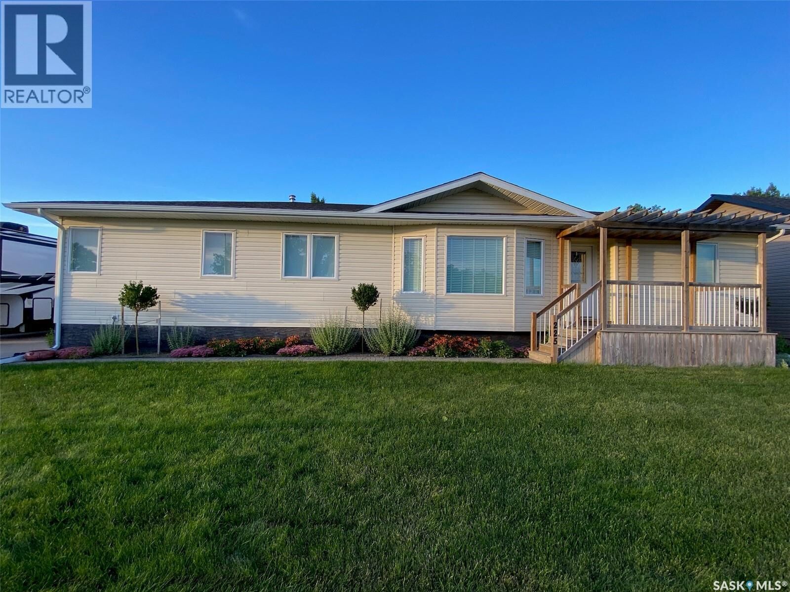 Property Photo:  225 3rd Street  SK S0C 1X0 