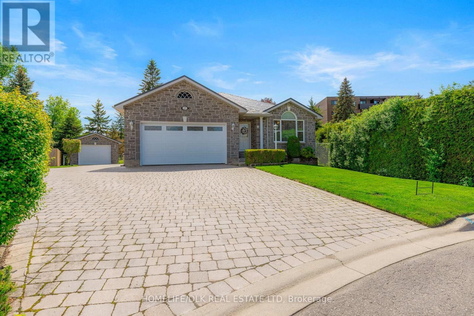 Property Photo: 27 Loyalist Place ON K6V 7M5