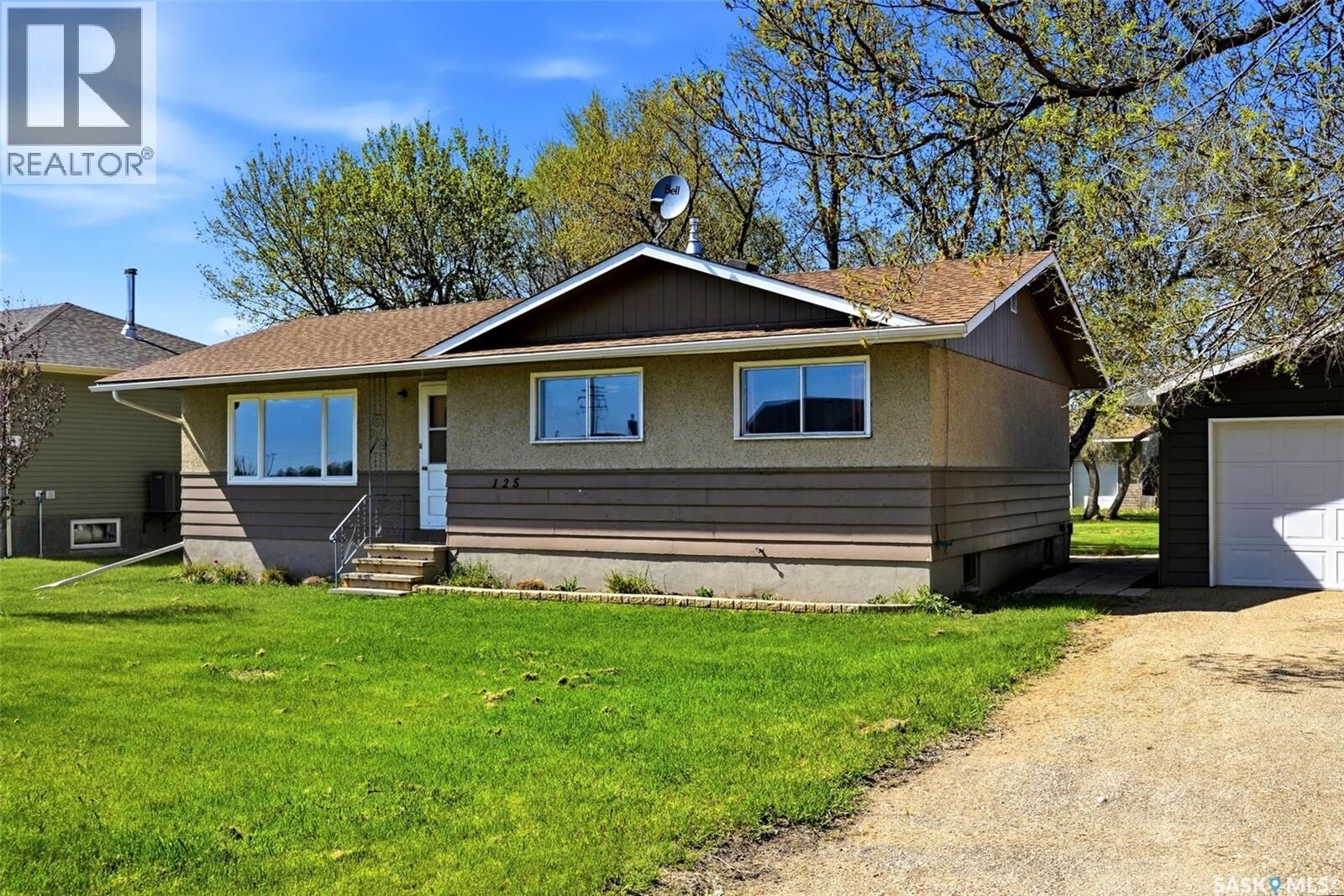 Property Photo:  125 Brownlee Avenue  SK S0G 3E0 