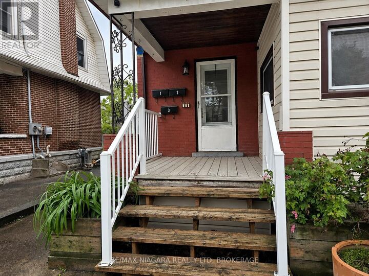 Property Photo:  23 Avenue Place 2  ON L3B 4B2 