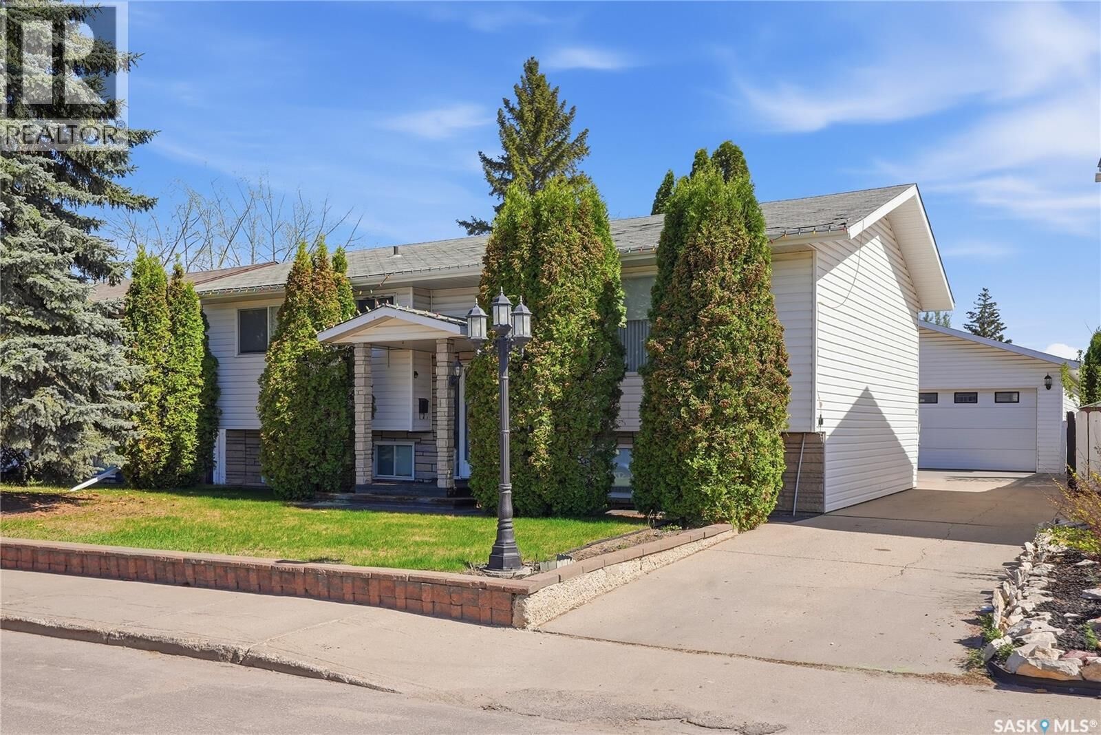 Property Photo:  3355 Fairlight Drive  SK S7N 4M1 