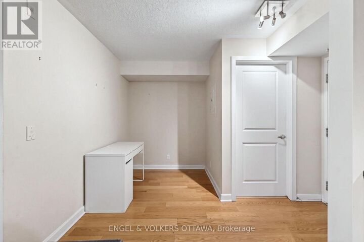 Property Photo: 138 Somerset Street West 604 ON K2P 0A3