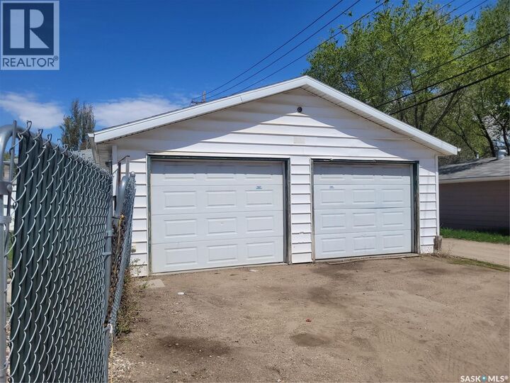 Property Photo:  1210 P Avenue N  SK S7L 2W9 