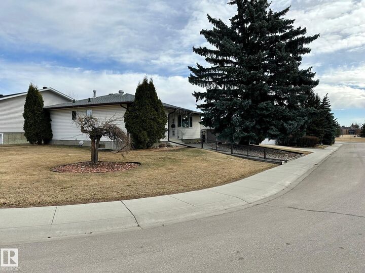 Property Photo:  7916 150 Avenue NW  AB T5C 2Y4 