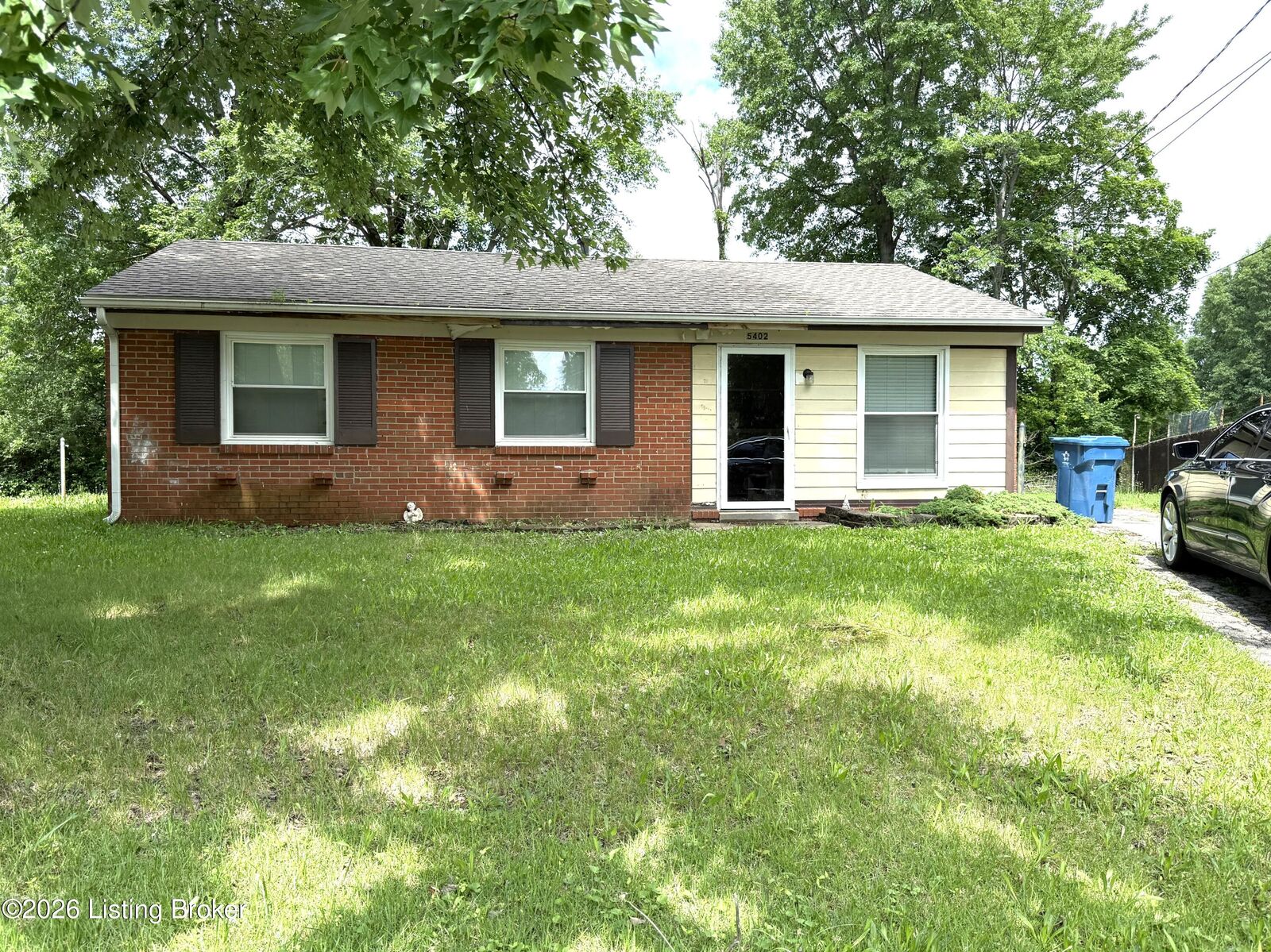 Property Photo:  5402 Lagoona Dr  KY 40219 