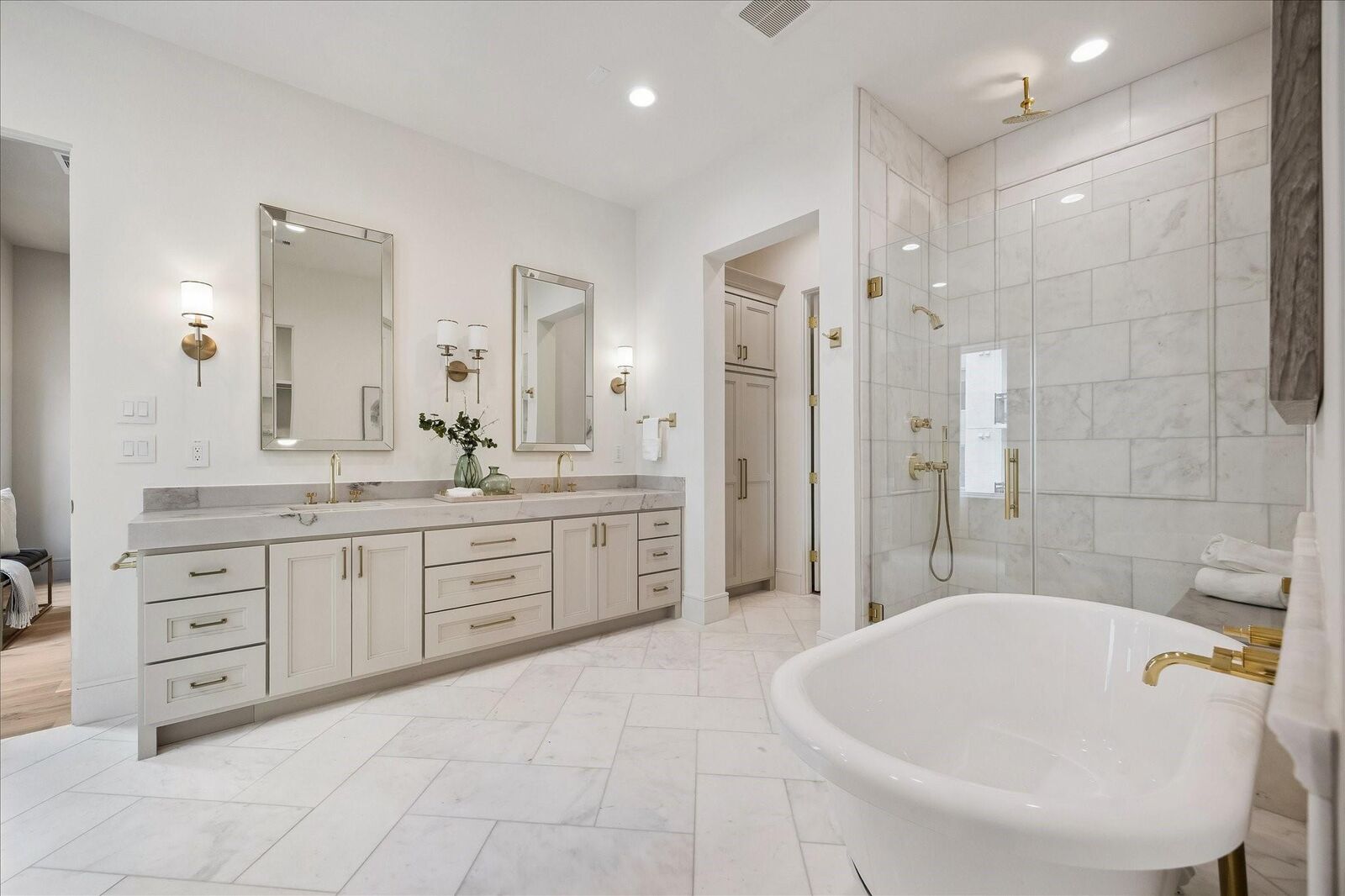 Property Photo: 19 Wentworth Gate Path TX 77027